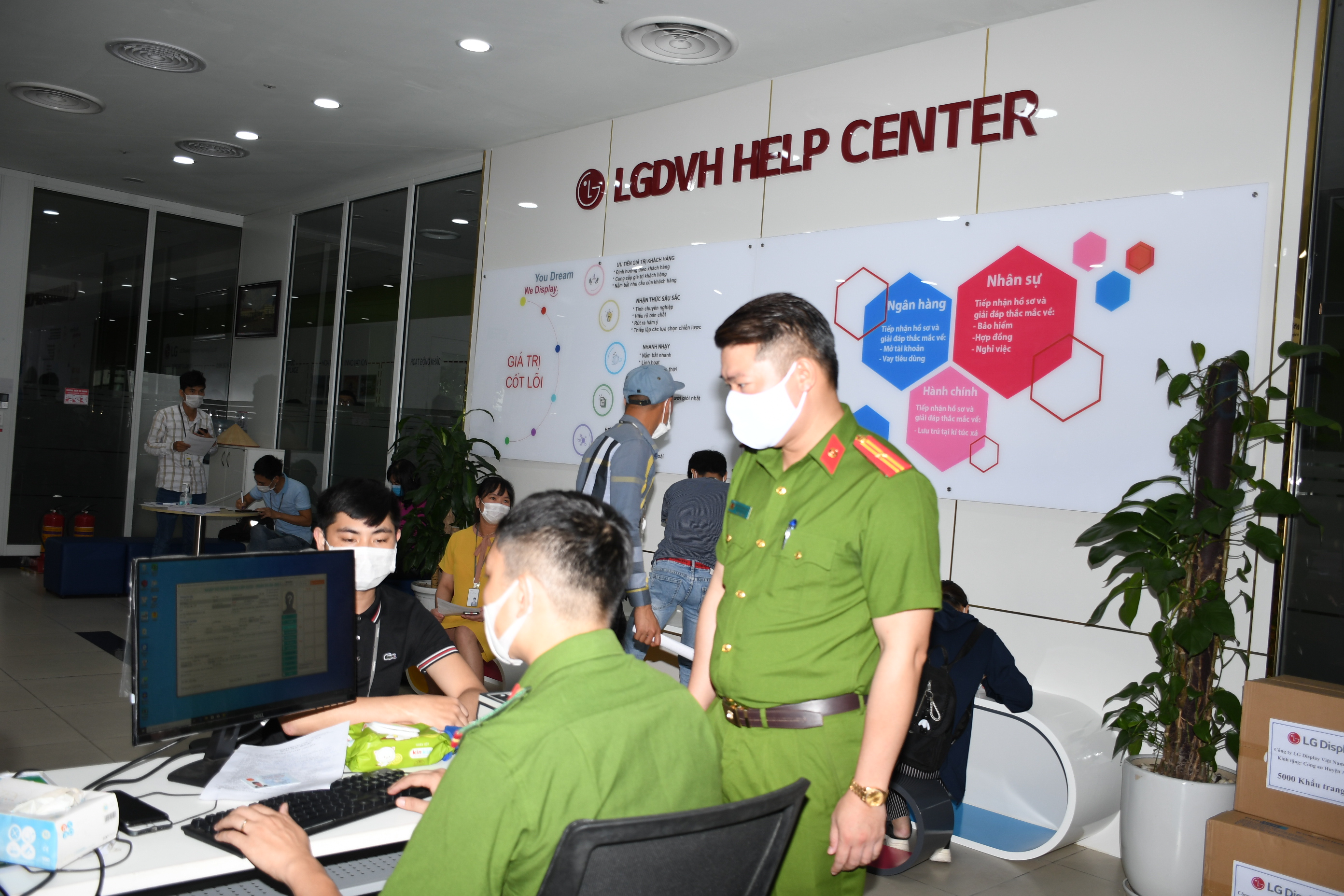 Gần 600 công nhân của Công ty LG Display Việt Nam Hải Phòng được cấp CCCD gắn chíp điện tử lưu động